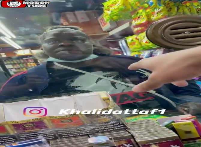 Video :She accuses him of racism when he confronts a robber!